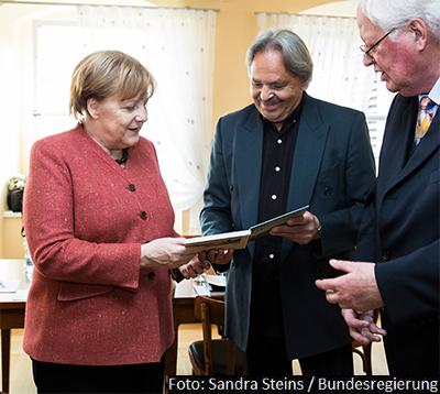 Bildbandübergabe an Bundeskanzlerin Dr Angela Merkel