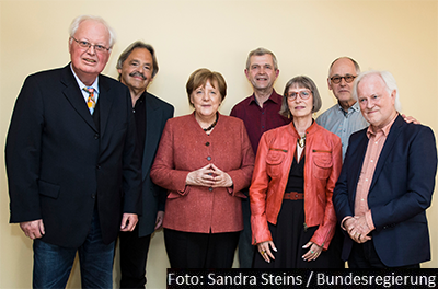 Bildbandübergabe an Bundeskanzlerin Dr Angela Merkel