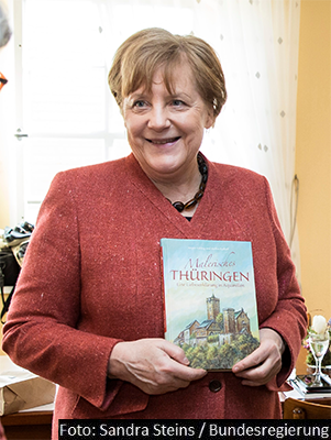 Bildbandübergabe an Bundeskanzlerin Dr Angela Merkel